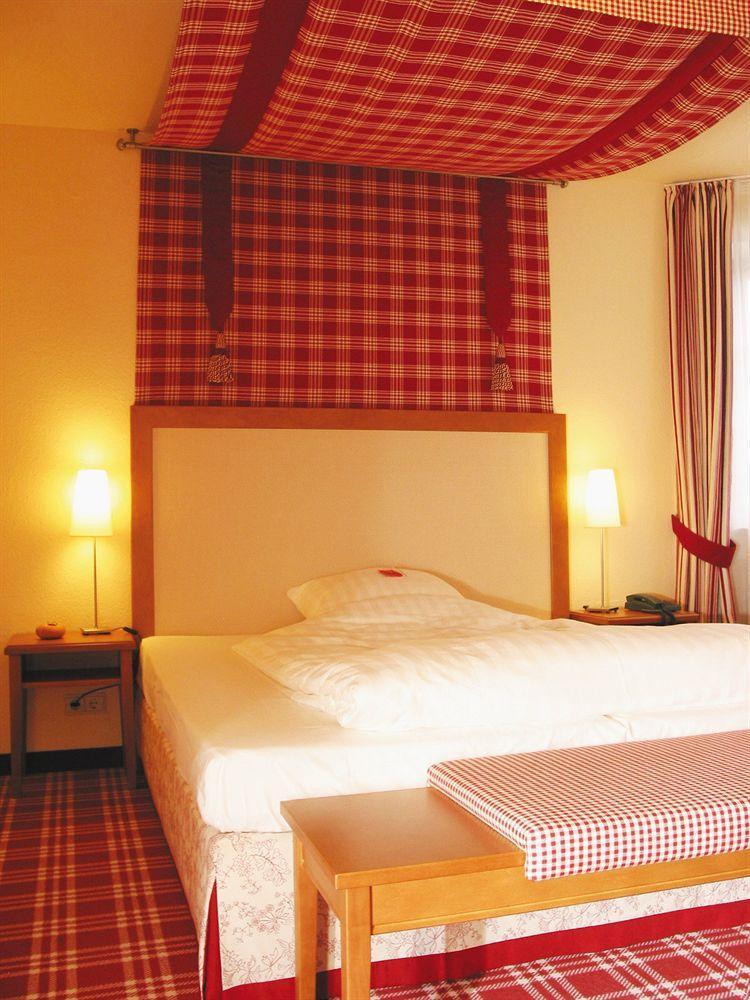 Wellings Romantik Hotel Zur Linde Moers Bagian luar foto