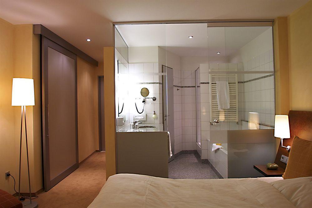 Wellings Romantik Hotel Zur Linde Moers Bagian luar foto