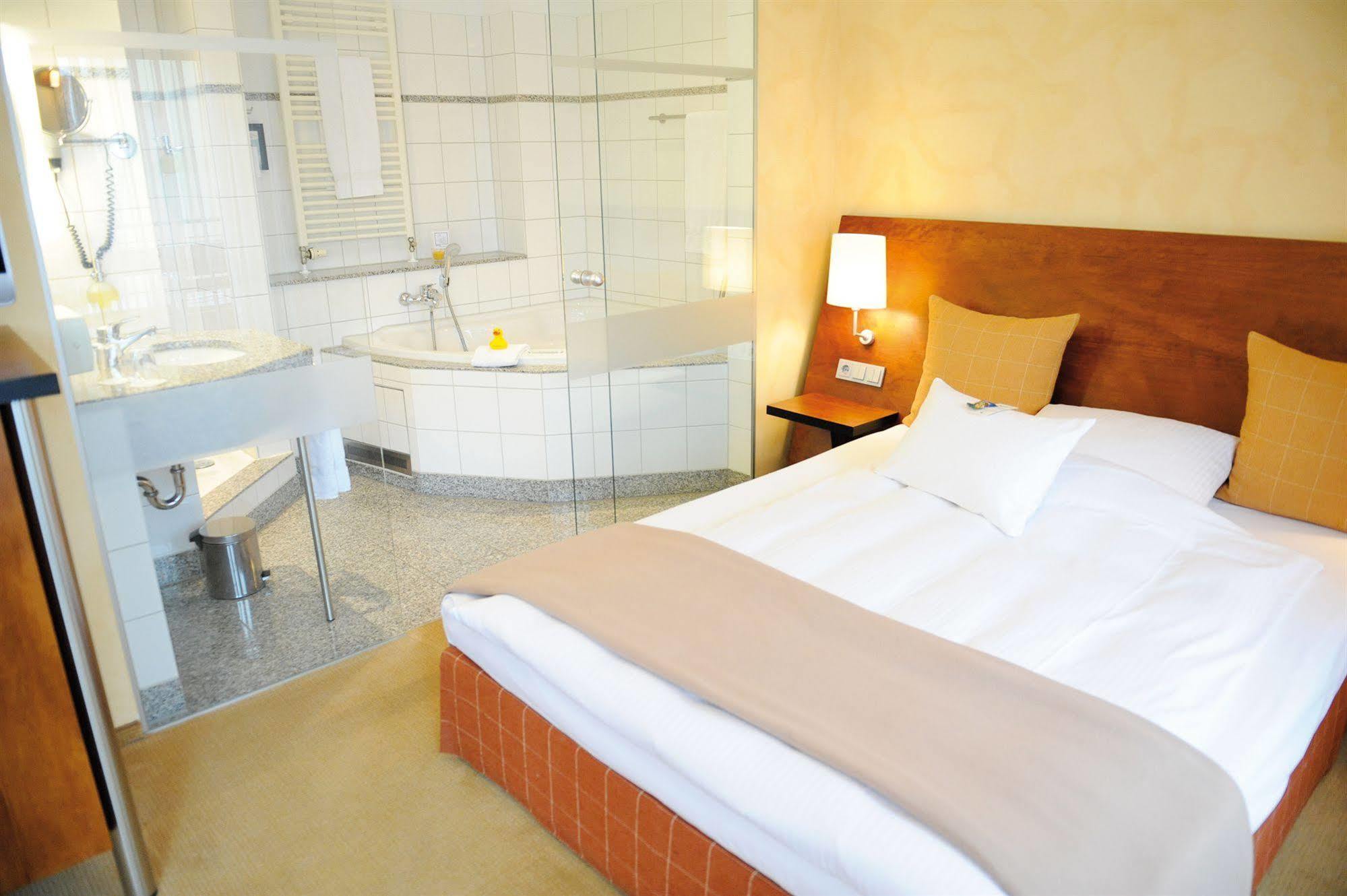Wellings Romantik Hotel Zur Linde Moers Bagian luar foto