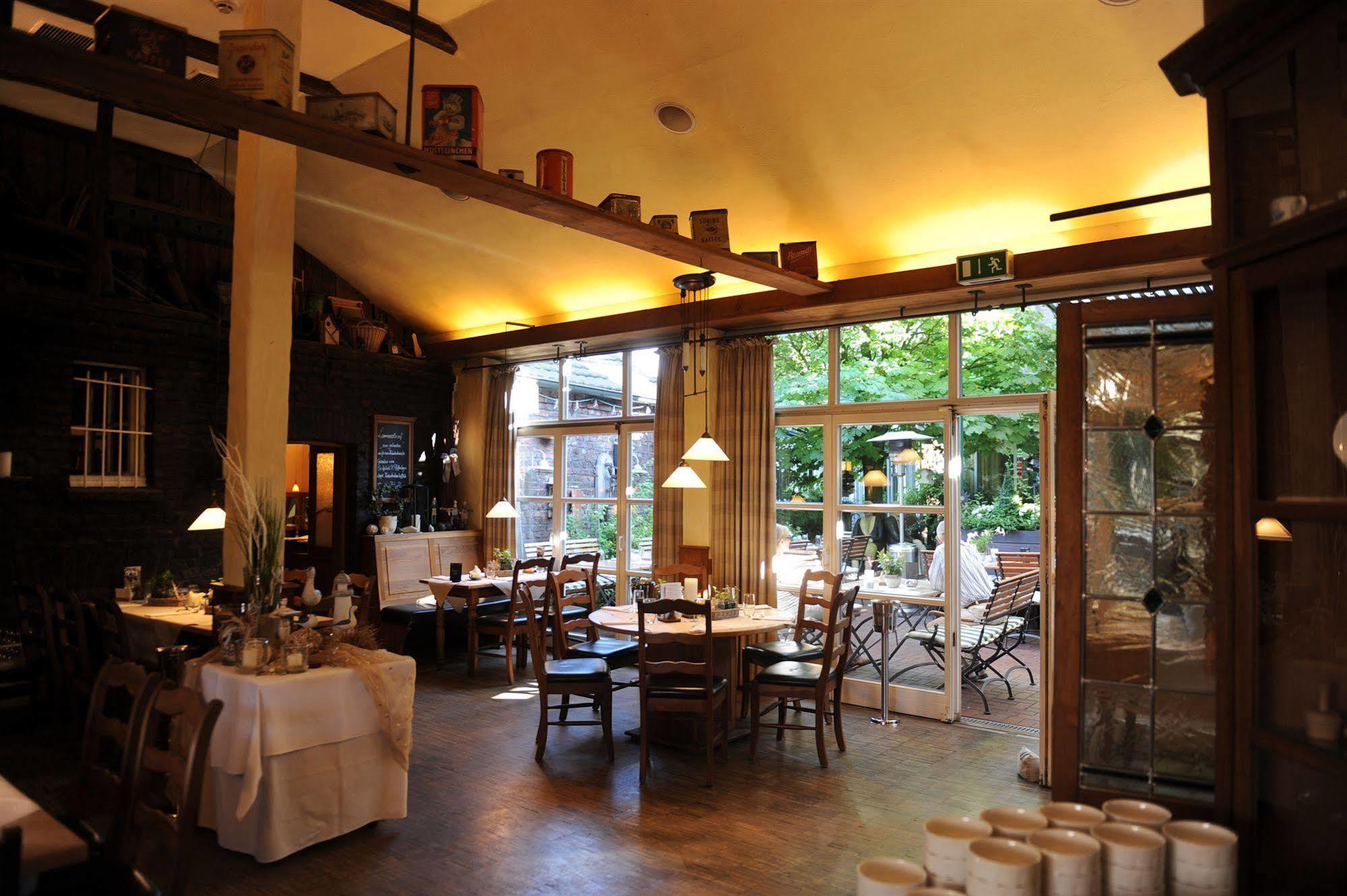 Wellings Romantik Hotel Zur Linde Moers Bagian luar foto