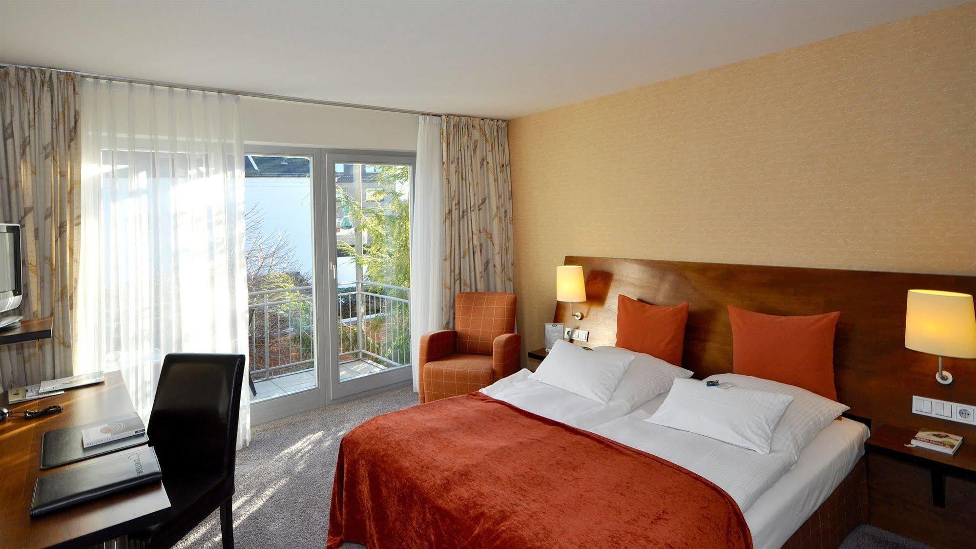 Wellings Romantik Hotel Zur Linde Moers Bagian luar foto
