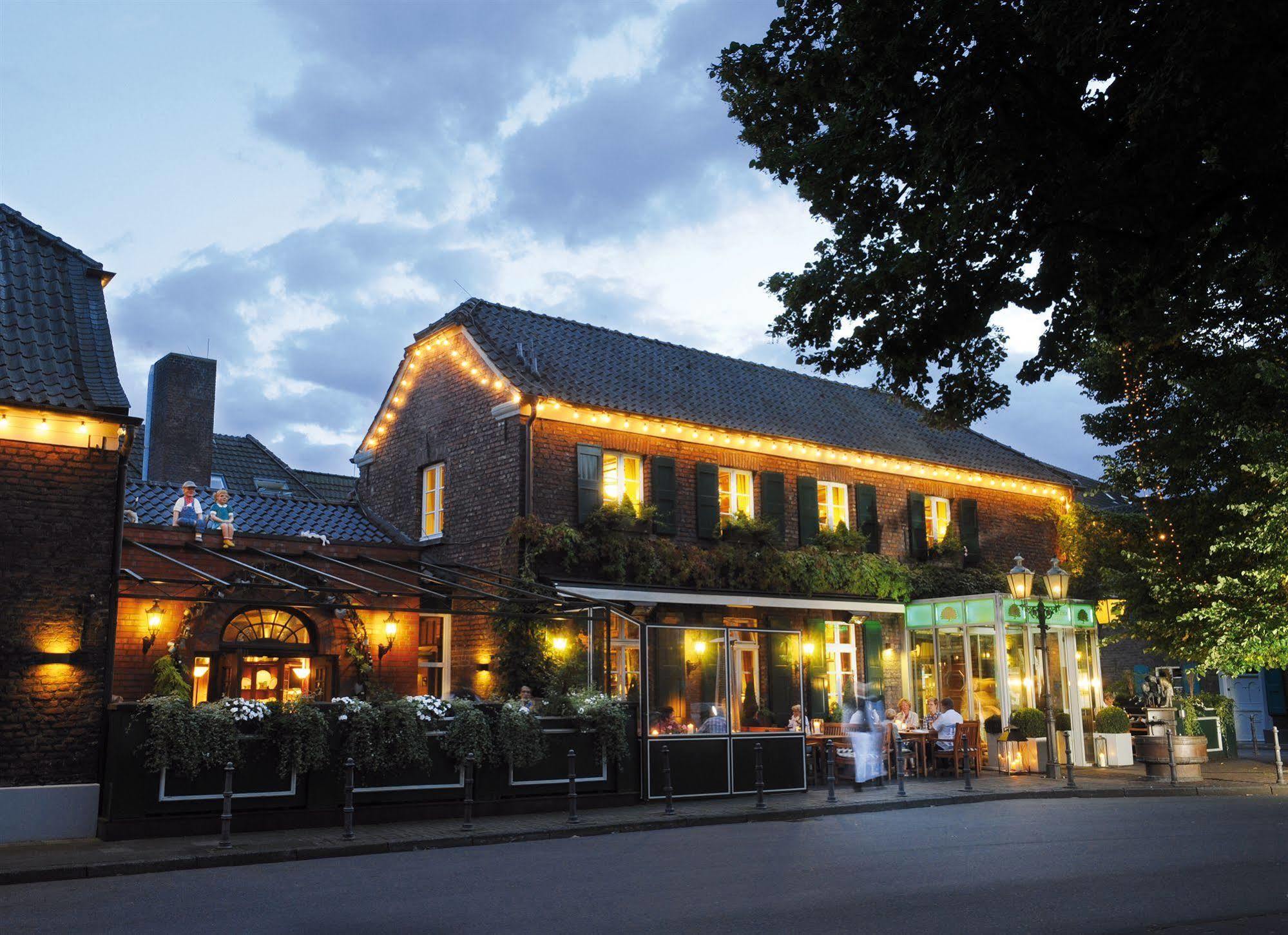 Wellings Romantik Hotel Zur Linde Moers Bagian luar foto