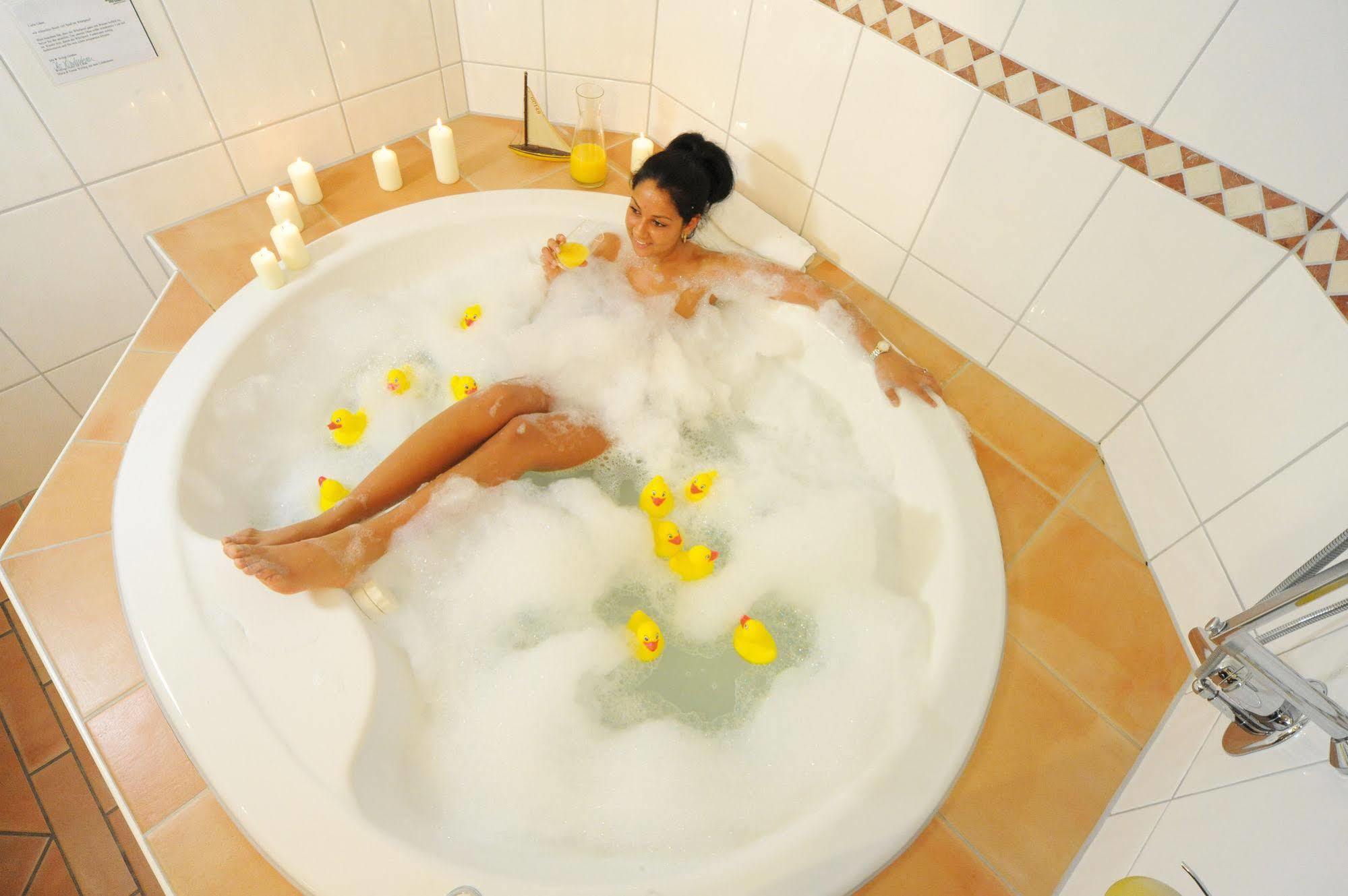 Wellings Romantik Hotel Zur Linde Moers Bagian luar foto