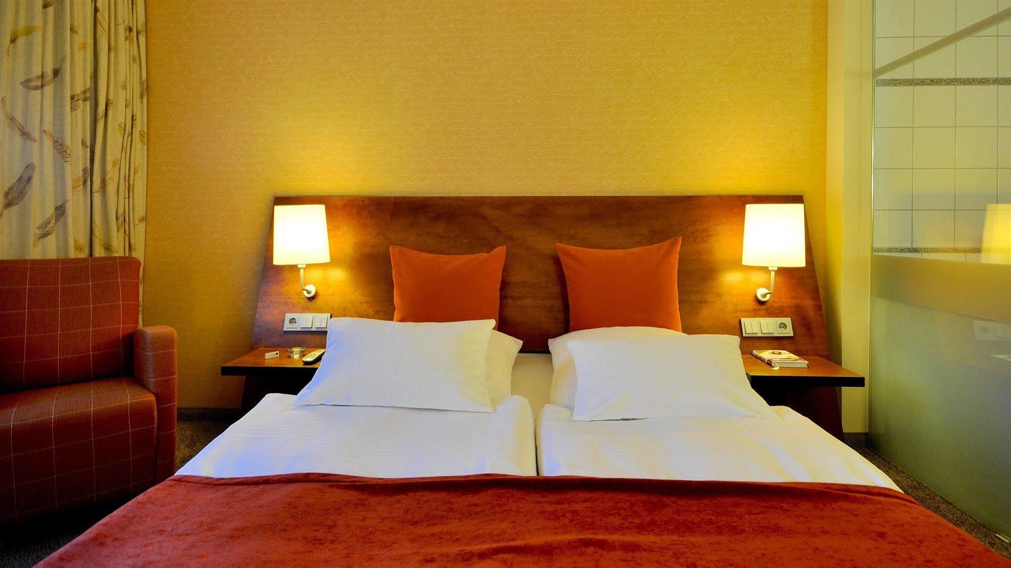 Wellings Romantik Hotel Zur Linde Moers Bagian luar foto