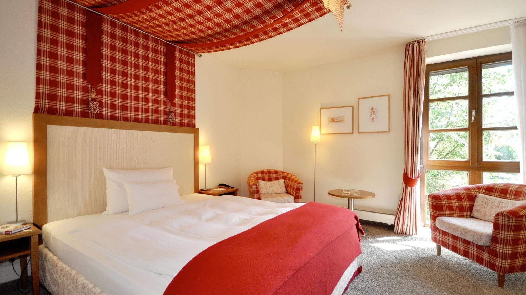 Wellings Romantik Hotel Zur Linde Moers Bagian luar foto