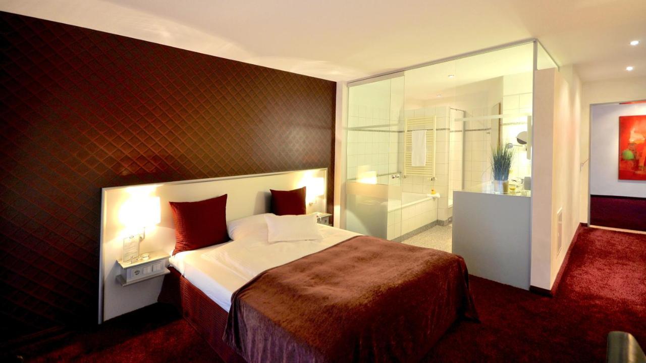 Wellings Romantik Hotel Zur Linde Moers Bagian luar foto