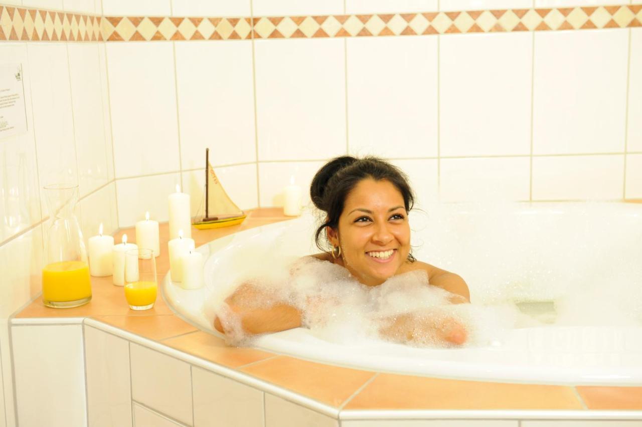 Wellings Romantik Hotel Zur Linde Moers Bagian luar foto