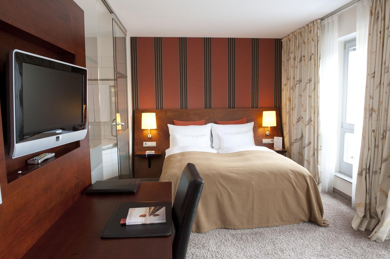 Wellings Romantik Hotel Zur Linde Moers Bagian luar foto