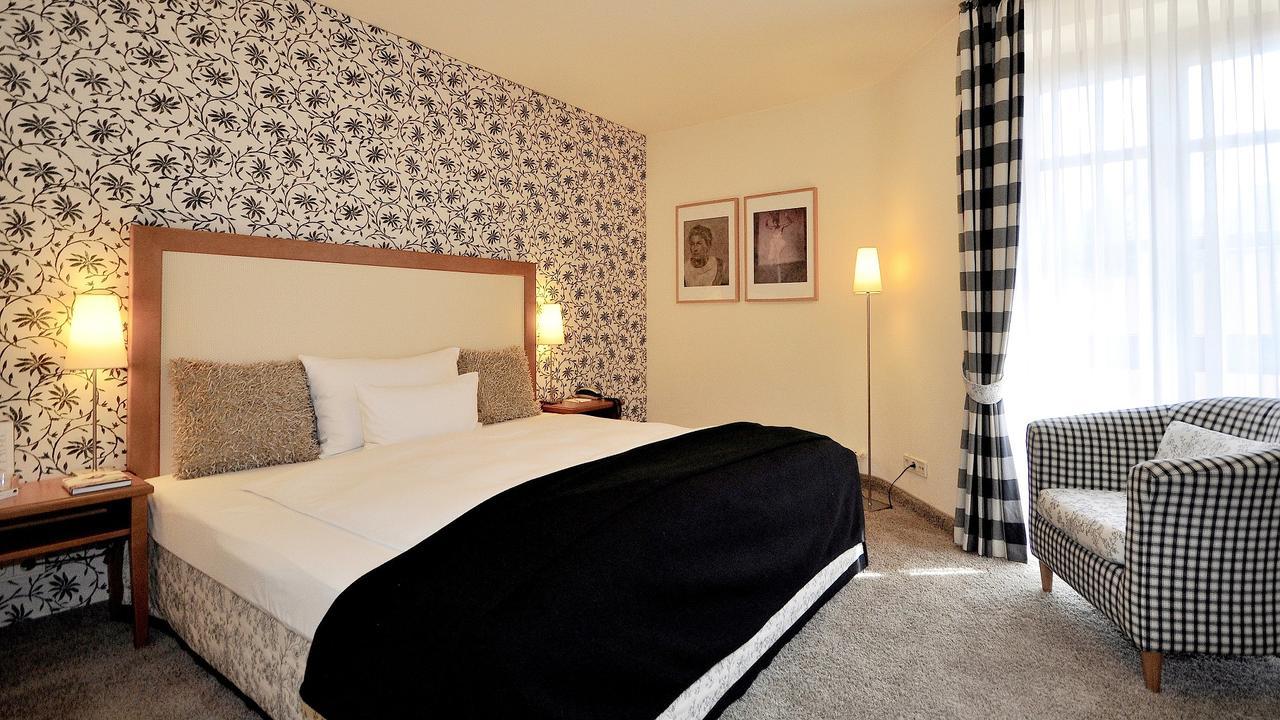 Wellings Romantik Hotel Zur Linde Moers Bagian luar foto