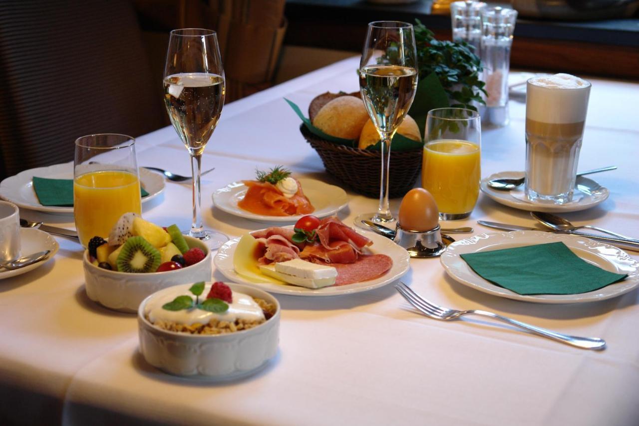 Wellings Romantik Hotel Zur Linde Moers Bagian luar foto